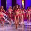 Les douze demi-finalistes lors du défilé en bikini en hommage à Ursula Andress lors de l'élection de Miss France 2013 le samedi 8 décembre 2012 sur TF1 en direct de Limoges