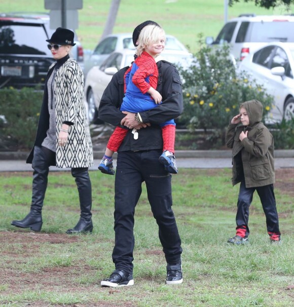 Même pour une sortie au parc, Gwen Stefani maman stylée, fait attention à son look. Los Angeles, le 8 décembre 2012.