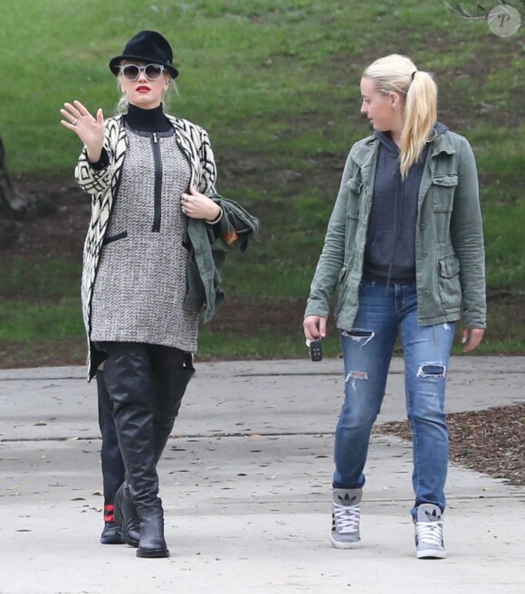 Gwen Stefani, et la soeur de son mari Soraya, également nounou de ses fils à Los Angeles, le 8 décembre 2012.