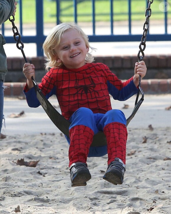 Zuma, le fils de Gwen Stefani adore son costume Spider-Man. Los Angeles, le 8 décembre 2012.