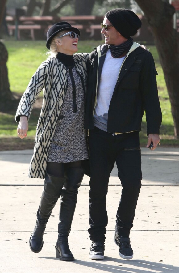 Gwen Stefani, et son mari Gavin Rossdale visiblement amoureux lors d'une sortie en famille au parc à Los Angeles, le 8 décembre 2012.
