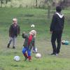 Gavin Rossdale joue au foot avec ses fils Kingston et Zuma. Los Angeles, le 8 décembre 2012.