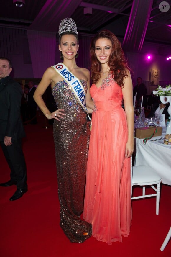 Miss Bourgogne, alias Marine Lorphelin, devenue le 8 décembre 2012 Miss France 2013 : Elle pose avec Delphine Wespiser, Miss France 2012