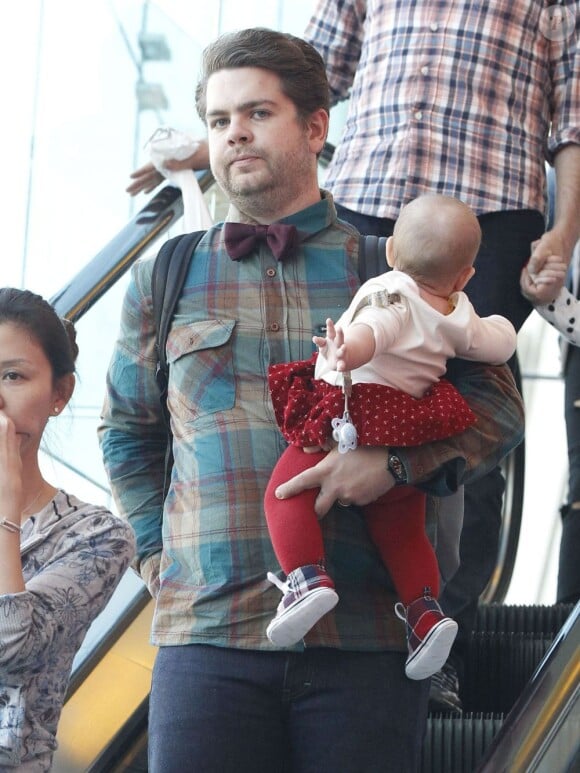 Jack Osbourne, sa femme Lisa Stelly et leur fille Pearl sont allés voir le père Noël au Beverly Center Mall à Los Angeles. Le 8 décembre 2012.