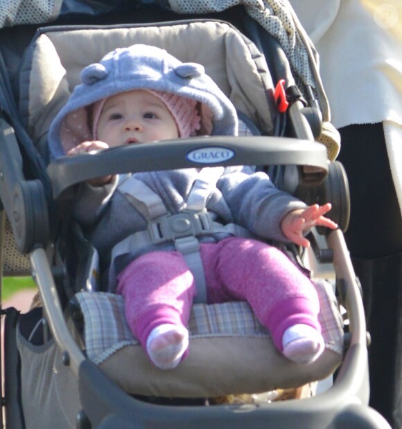 La petite Pearl est adorable dans sa poussette. Son papa Jack Osbourne et sa maman Lisa Stelly se sont promenés dans les rues de Los Angeles. Le 9 décembre 2012.