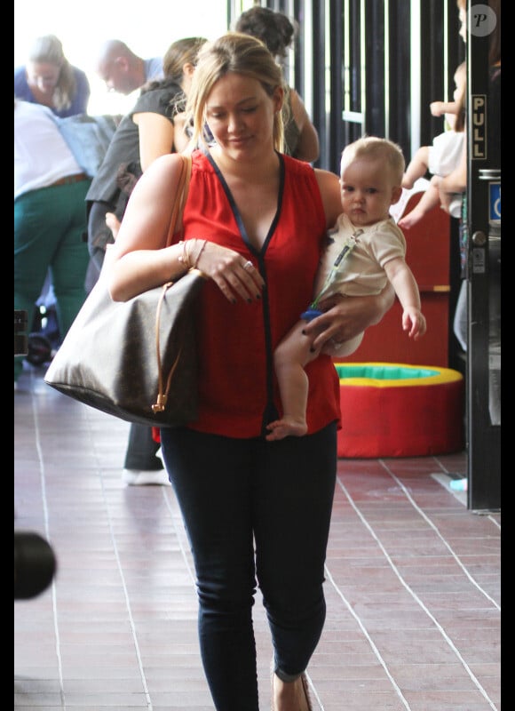 Hilary Duff conduit son petit Luca à la crèche, le mercredi 3 août à Sherman Oaks.