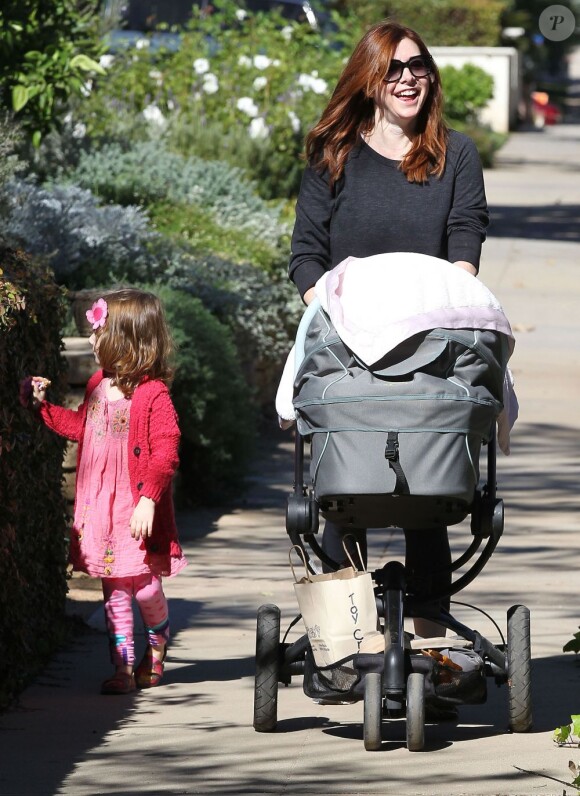 Alyson Hannigan promène ses filles Satyana et Keeva Jane à Los Angeles le 25 octobre 2012.