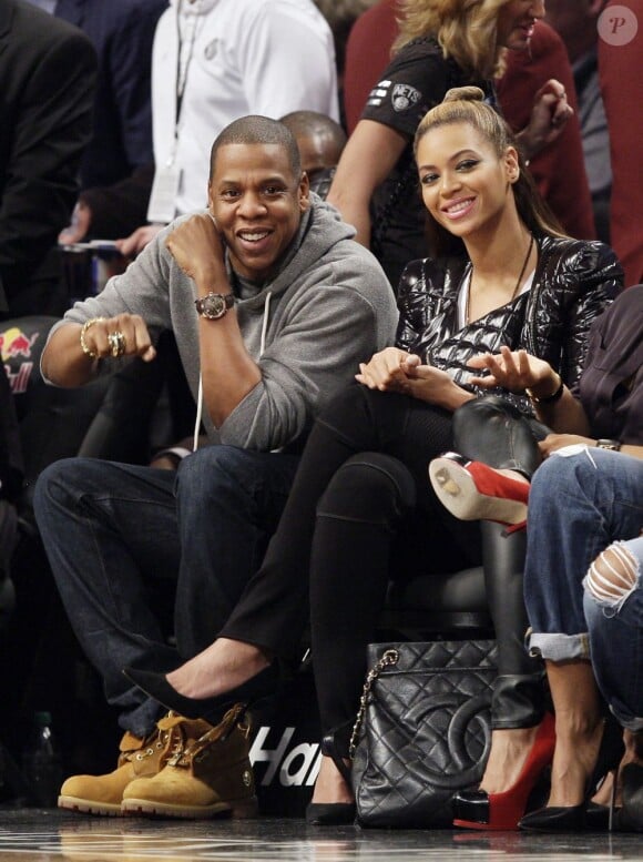 Jay-Z et Beyoncé, de bonne humeur, assistent au match entre les Brooklyn Nets et les Los Angeles Clippers au Barclays Center. New York, le 23 novembre 2012.