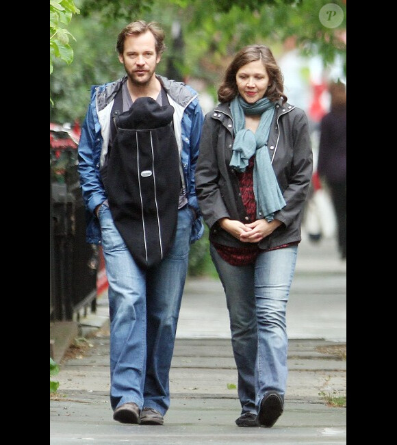 Maggie Gyllenhaal et Peter Sarsgaard à New York, le 5 mai 2012. Première sortie pour leur fille Gloria, née le 19 avril.