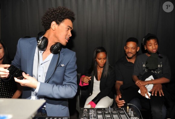 Trey Smith est DJ au Jelsomino club à Miami le 7 décembre 2012 : il est soutenu par son père Will Smith, sa femme Jada Pinkett et ses enfants Willow et Jaden
