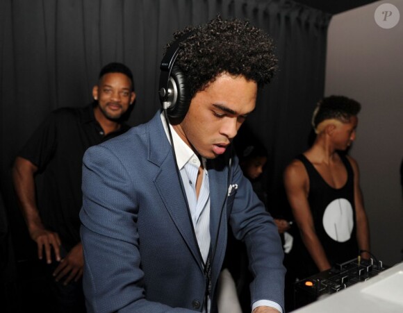 Trey Smith s'essaie au métier de DJ, devant son père Will Smith au Jelsomino club à Miami le 7 décembre 2012