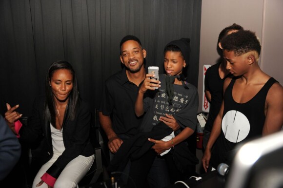 Les enfants Willow et Jaden avec leurs parents Will, et Jada Pinkett Smith au Jelsomino club à Miami le 7 décembre 2012 : ils soutiennent Trey, DJ et fils aîné de Will Smith