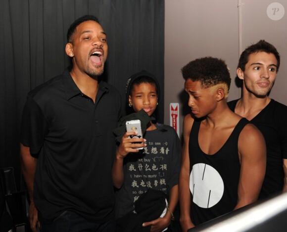 Will Smith est venu rendre visite à son fils aîné Trey, avec ses enfants Willow et Jaden, accompagnés de leur mère Jada Pinkett Smith au Jelsomino club à Miami le 7 décembre 2012