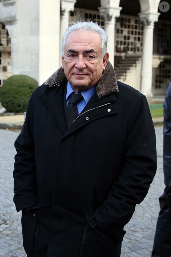 Dominique Strauss Kahn assiste aux obsèques de Erik Izraelewicz, ancien directeur du journal Le Monde, au Père Lachaise à Paris, le 4 décembre 2012.