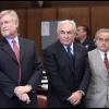 Dominique Strauss-Kahn, entouré de ses avocats, plaide non coupable au tribunal de Manhattan à New York, le 6 juin 2012.