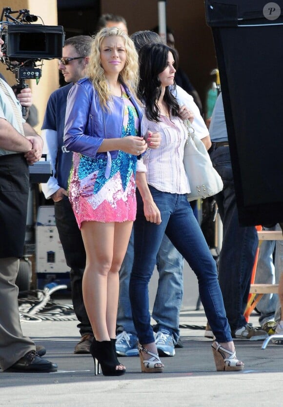 Courteney Cox et Busy Philipps sur le tournage de la saison 4 de Cougar Town, à Los Angeles, le 7 décembre 2012.