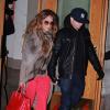 Jennifer Lopez quitte son hôtel aux côtés de son compagnon Casper Smart avant de se produire sur la scène du Globe Arena à Stockholm en Suède le 5 novembre 2012.