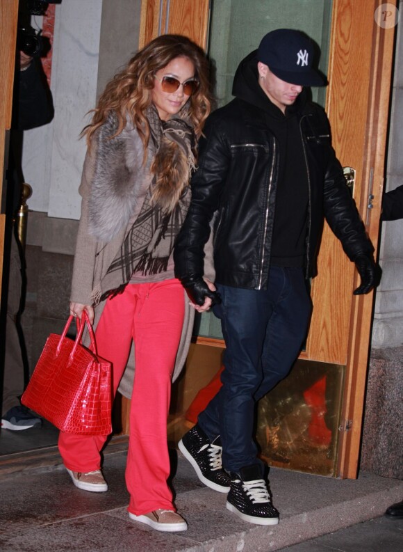 Jennifer Lopez quitte son hôtel aux côtés de son compagnon Casper Smart avant de se produire sur la scène du Globe Arena à Stockholm en Suède le 5 novembre 2012.
