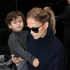 Jennifer Lopez sort de son hôtel avec son fils, Max, à Paris, le 2 octobre 2012