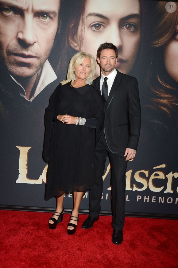 Hugh Jackman et sa femme Deborra-Lee Furness assistent à l'avant-première du film Les Misérables à New York le 10 décembre 2012.