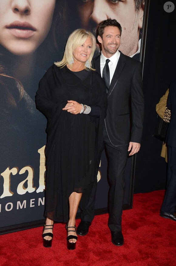 Hugh Jackman et sa femme Deborra-Lee Furness assistent à l'avant-première du film Les Misérables à New York le 10 décembre 2012.