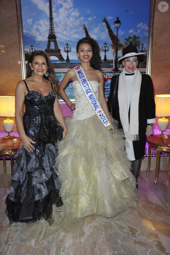 Auline Grac, Miss Prestige National, en compagnie de Geneviève de Fontenay et Christiane Lillio (presidente du Comité Miss Prestige National)à la 36e édition du Prix 'The Best', à Paris, le 11 décembre 2012