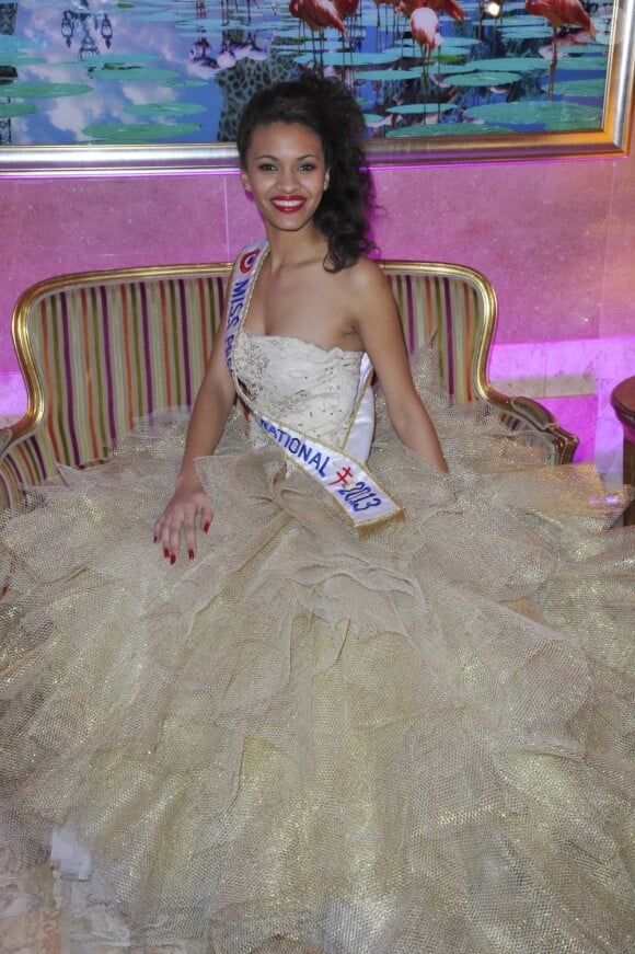 La superbe Auline Grac, Miss Prestige National, en compagnie de Geneviève de Fontenay à la 36e édition du Prix 'The Best', à Paris, le 11 décembre 2012