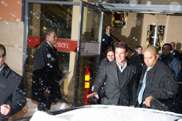 Tom Cruise quitte sous la neige et le vent la première du film Jack Reacher à Stockholm, le 11 décembre 2012.