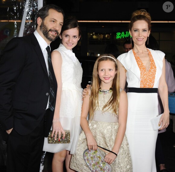 Judd Apatow, avec ses filles Iris Apatow, Maude Apatow et sa femme Leslie Mann lors de l'avant-première du film 40 ans : mode d'emploi à Los Angeles le 12 décembre 2012