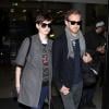 Anne Hathaway et son mari Adam Shulman arrivant à Los Angeles le 12 décembre 2012
