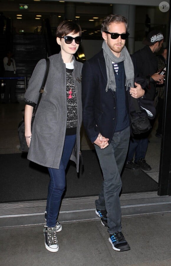 Anne Hathaway et son mari Adam Shulman arrivant à Los Angeles le 12 décembre 2012