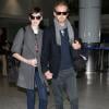 Anne Hathaway et Adam Shulman à l'aéroport de Los Angeles le 12 décembre 2012