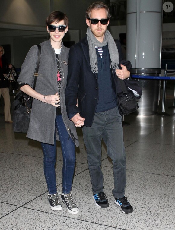 Anne Hathaway et Adam Shulman à l'aéroport de Los Angeles le 12 décembre 2012