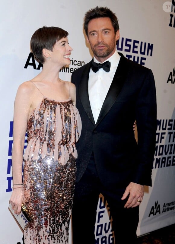 Anne Hathaway et Hugh Jackman lors de la soirée en l'honneur de l'acteur au Museum of the Moving Image le 11 décembre 2012 à New York