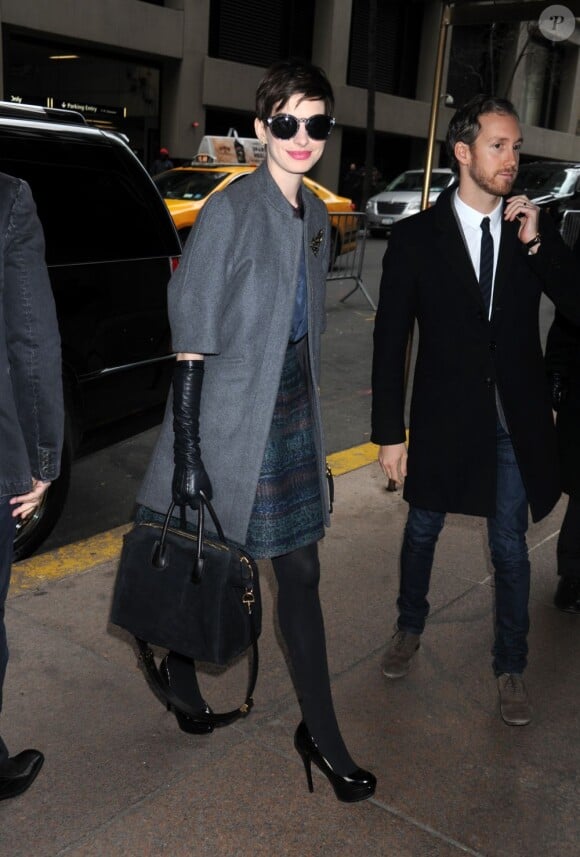 Anne Hathaway et Adam Shulman arrivant au déjeuner pour Les Misérables à New York le 11 décembre 2012