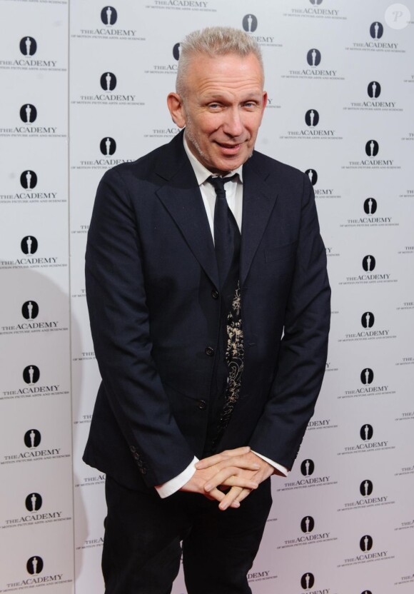 Jean-Paul Gaultier a salué la touche Pedro Almodovar lors d'une soirée organisée par l'Académie des Oscars à Londres, le 13 décembre 2012.