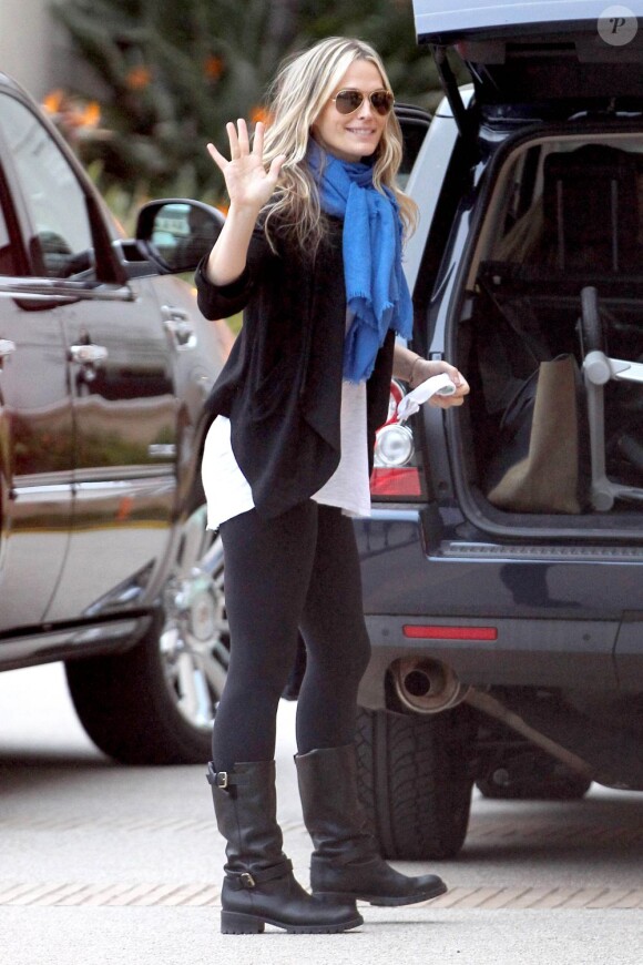 Molly Sims de sortie shopping avec son petit bébé, dans les rues de Beverly Hills, le vendredi 14 décembre 2012.