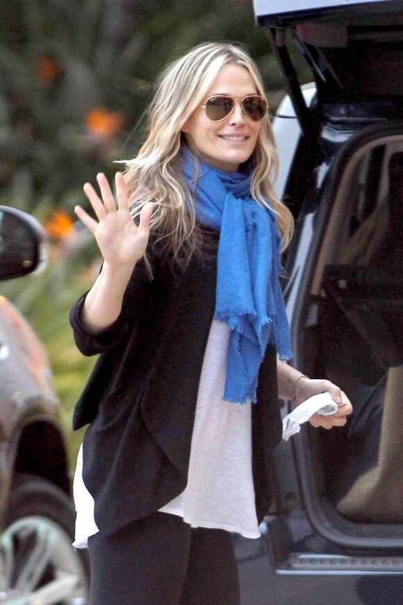 Molly Sims, tout sourire, de sortie shopping avec son jeune fils de 6 mois, dans les rues de Beverly Hills, le vendredi 14 décembre 2012.