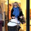 Molly Sims de sortie shopping avec son jeune fils de 6 mois en poussette, dans les rues de Beverly Hills, le vendredi 14 décembre 2012.