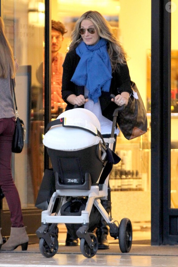 Molly Sims de sortie shopping avec son jeune fils de 6 mois en poussette, dans les rues de Beverly Hills, le vendredi 14 décembre 2012.