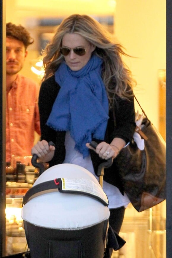 Molly Sims de sortie shopping avec son jeune fils Brooks Alan, dans les rues de Beverly Hills, le vendredi 14 décembre 2012.