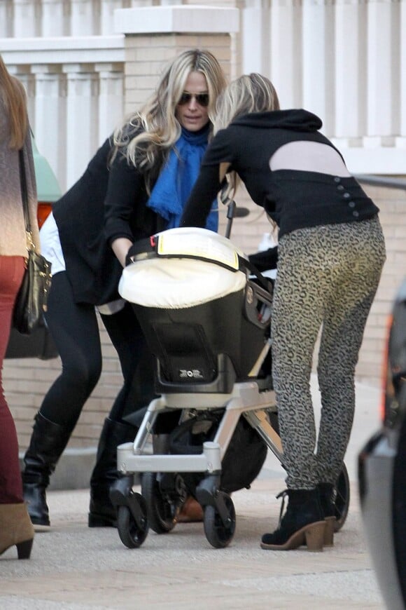 Molly Sims de sortie shopping avec son jeune fils de 6 mois, dans les rues de Beverly Hills, le vendredi 14 décembre 2012.