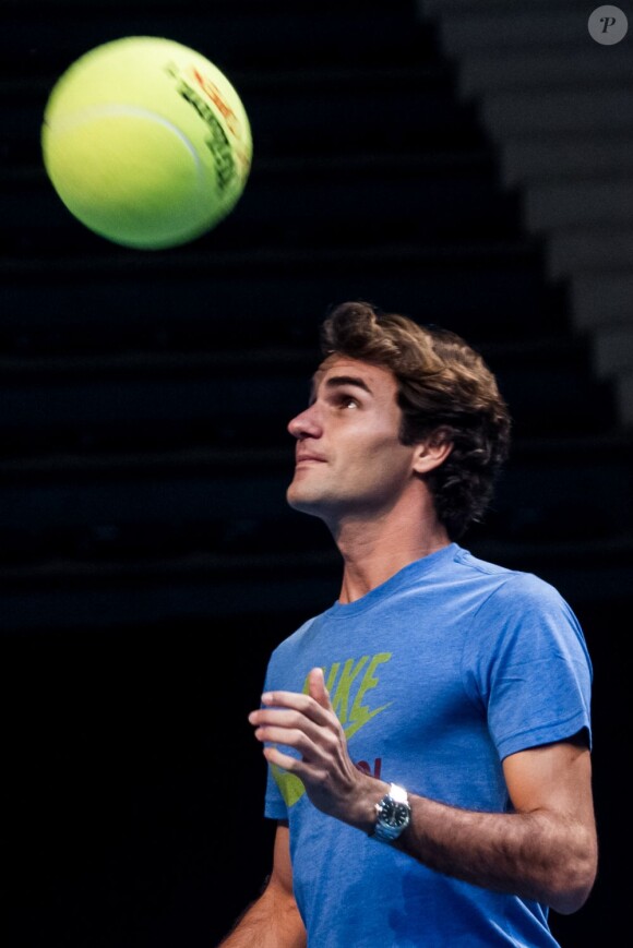 Roger Federer a démontré qu'il savait aussi manier un ballon avec ses pieds, quelques minutes avant d'affronter Jo-Wilfried Tsonga à Bogota le 15 décembre 2012