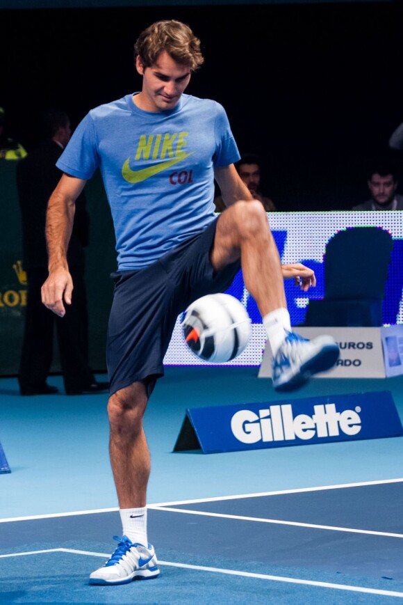Roger Federer a démontré qu'il savait aussi manier un ballon avec ses pieds, quelques minutes avant d'affronter Jo-Wilfried Tsonga à Bogota le 15 décembre 2012