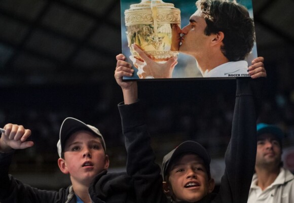 Roger Federer, le 15 décembre 2012, lors d'un match exhibition, a ravi ses jeunes fans à Bogota le 15 décembre 2012