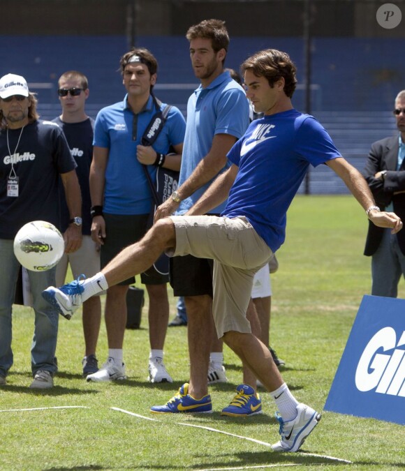 Roger Federer et Juan Martin del Potro à la Bombonera, sade de Boca Juniors, lors de la tournée sud-américaine du Suisse le 13 décembre 2012