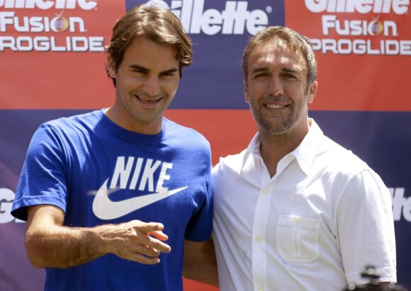 Roger Federer et Gabriele Batistuta à la Bombonera, sade de Boca Juniors, lors de la tournée sud-américaine du Suisse le 13 décembre 2012
