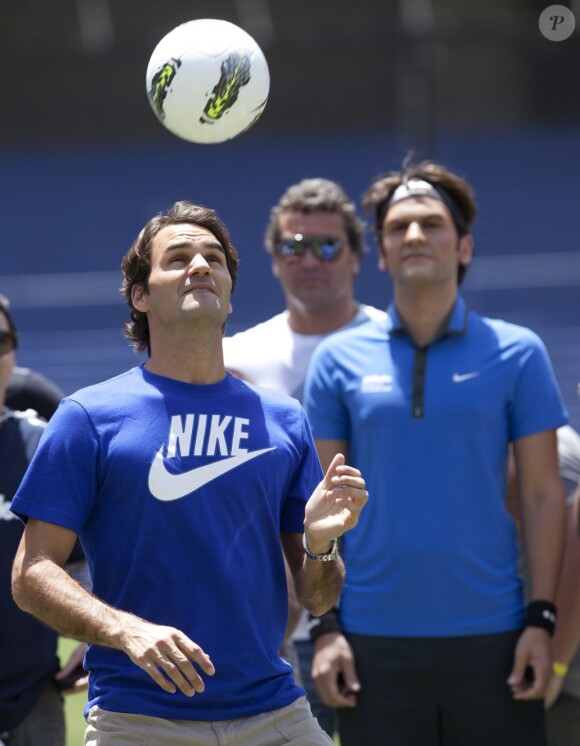 Roger Federer et Juan Martin del Potro à la Bombonera, sade de Boca Juniors, lors de la tournée sud-américaine du Suisse le 13 décembre 2012