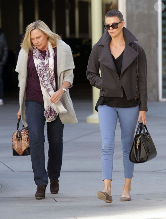 Charlize Theron et sa mère Gerda profitent d'un moment à deux et se rendent à ArcLight Hollywood. Los Angeles, le 15 décembre 2012.
