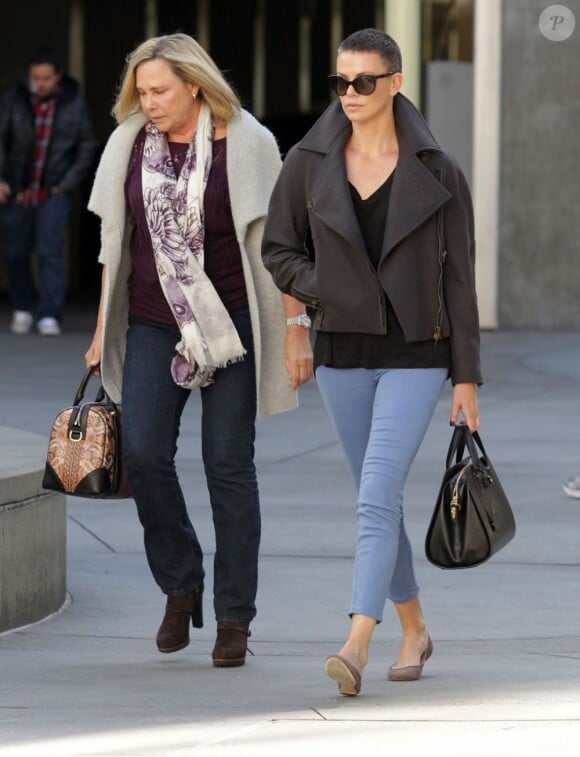 Charlize Theron et sa mère Gerda se rendent à Arclight Hollywood. Los Angeles, le 15 décembre 2012.